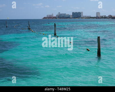 Schönheit, türkisfarbenen Wasser des Turtle Beach, Playa Tortugas am Karibischen Meer Landschaft in Cancun in Mexiko Stadt Stockfoto