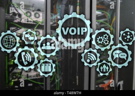 VoIP Voice over IP auf dem Bildschirm mit einem unscharfen Hintergrund des Serverraums. Das Konzept der "Voice over Internet Protocol. Stockfoto