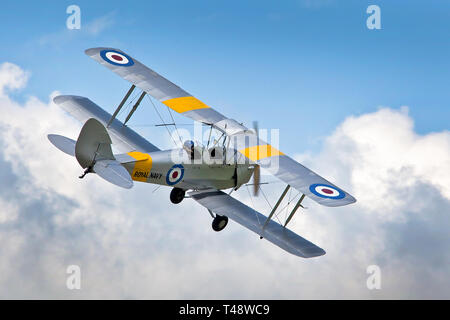 Tiger Moth XL-716 (Royal Navy) in Compton Abbas Flugplatz in Dorset. Eines der letzten Fotos von diesem aircarft, bevor es geschrieben wurde. Stockfoto