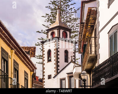 Pfarrei Sao Pedro in Funchal, der Hauptstadt von Madeira, Portugal, als von der Rua das pretas gesehen. Stockfoto