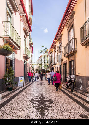 Madeira, Portugal - 31. Oktober 2018: die Straße im historischen Teil von Funchal, der Hauptstadt von Madeira, Portugal. Stockfoto