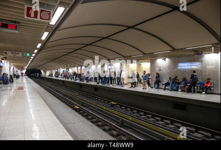 April 14, 2019. Griechenland, Athen. U-Bahnhof im Zentrum der Stadt. Die Passagiere am Plattformen warten auf die Züge zu kommen Stockfoto