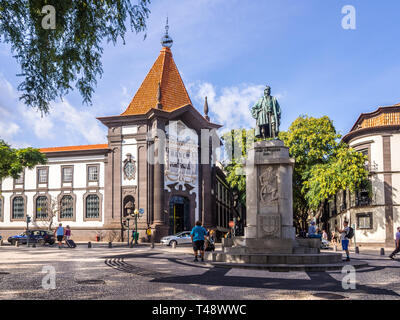 Madeira, Portugal - 31. Oktober 2018: Das Monument von João Gonçalves Zarco und die Bilding der Banco de Portugal in Funchal, der Hauptstadt von Madeira, Portug Stockfoto