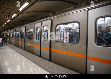 April 14, 2019. Griechenland, Athen. U-Bahnhof im Zentrum der Stadt. Fahrgäste im Zug und am Bahnsteig warten, um zu beginnen Stockfoto
