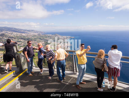 Madeira, Portugal - November 02, 2018: Touristen am Cabo Girao Skywalk Aussichtspunkt. Funchal, der Hauptstadt von Madeira, Portugal, in den Hintergrund. Stockfoto