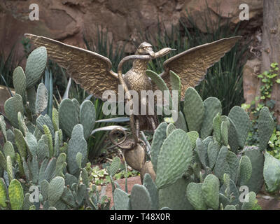 Eine Statue des Mexikanischen Wappen - einen Adler mit einer Schlange in ihren Mund - an das Schloss Chapultepec Stockfoto