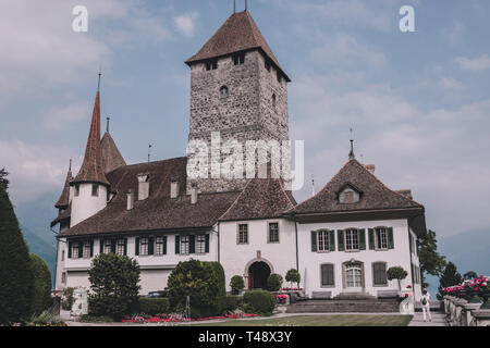 Spiez, Schweiz - 22. Juni 2017: Blick auf das Schloss Spiez - Lebendiges Museum und Park, Schweiz, Europa. Es ist ein Schweizer Weltkulturerbe der Nationalen signif Stockfoto