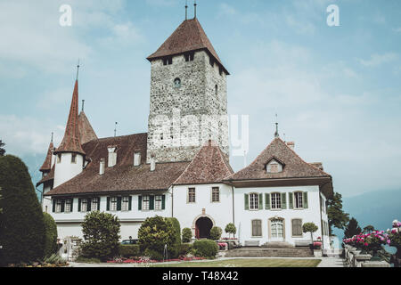 Spiez, Schweiz - 22. Juni 2017: Blick auf das Schloss Spiez - Lebendiges Museum und Park, Schweiz, Europa. Es ist ein Schweizer Weltkulturerbe der Nationalen signif Stockfoto