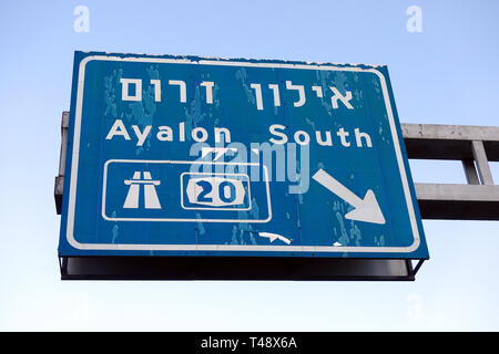 Schild Ayalon Highway 20 South, durch Tel Aviv Stockfoto