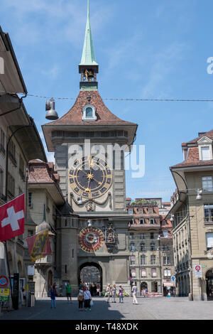 Bern, Schweiz - 25. Juni 2017: Ansicht der Zytglogge ist ein Wahrzeichen mittelalterlichen Turm im historischen Zentrum von Bern, Schweiz, Europa. Tag Sommer mit Bl Stockfoto