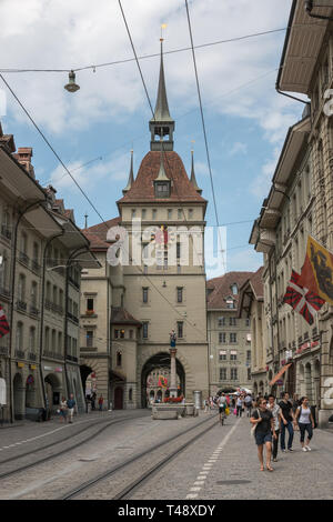 Bern, Schweiz - 25. Juni 2017: Ansicht der Zytglogge ist ein Wahrzeichen mittelalterlichen Turm im historischen Zentrum von Bern, Schweiz, Europa. Tag Sommer mit Bl Stockfoto