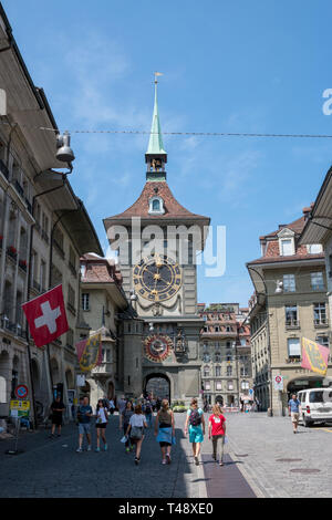 Bern, Schweiz - 25. Juni 2017: Ansicht der Zytglogge ist ein Wahrzeichen mittelalterlichen Turm im historischen Zentrum von Bern, Schweiz, Europa. Tag Sommer mit Bl Stockfoto