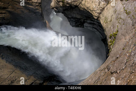 Anzeigen Wasserfall Trümmelbach fallen in die Berge, das Tal der Wasserfälle in Lauterbrunnen, Schweiz, Europa. Sommer Landschaft, Sonnenschein Wetter und Stockfoto