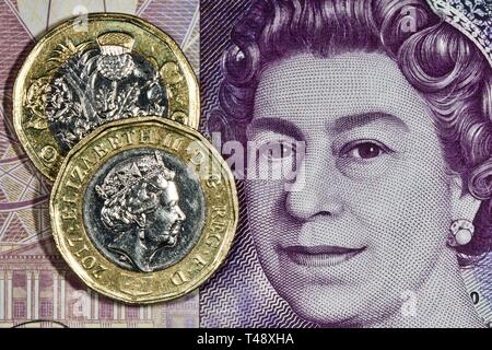 Neue ein Pfund Münzen auf einer zwanzig Pfund Banknote Stockfoto