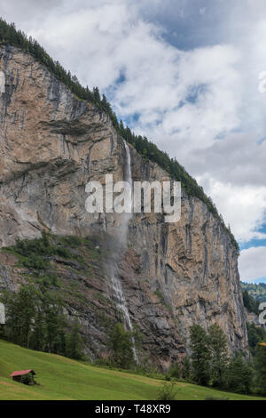 Anzeigen Wasserfall Staubbach fallen in die Berge, das Tal der Wasserfälle in Lauterbrunnen, Schweiz, Europa. Sommer Landschaft, Sonnenschein Wetter, Drama Stockfoto