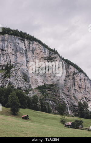 Anzeigen Wasserfall Staubbach fallen in die Berge, das Tal der Wasserfälle in Lauterbrunnen, Schweiz, Europa. Sommer Landschaft, Sonnenschein Wetter, Drama Stockfoto