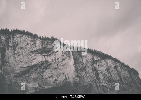 Anzeigen Wasserfall Staubbach fallen in die Berge, das Tal der Wasserfälle in Lauterbrunnen, Schweiz, Europa. Sommer Landschaft, Sonnenschein Wetter, Drama Stockfoto