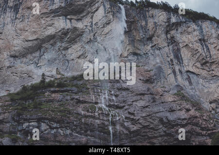 Anzeigen Wasserfall Staubbach fallen in die Berge, das Tal der Wasserfälle in Lauterbrunnen, Schweiz, Europa. Sommer Landschaft, Sonnenschein Wetter, Drama Stockfoto