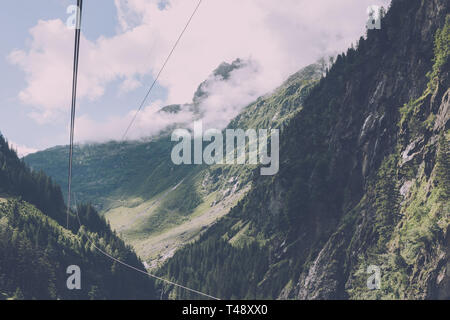 Closeup berge Szenen, Seilbahn nach Trift Brücke im Nationalpark der Schweiz, in Europa. Sommer Landschaft, Sonnenschein Wetter, bewölkter Himmel und sonnigen Tag Stockfoto