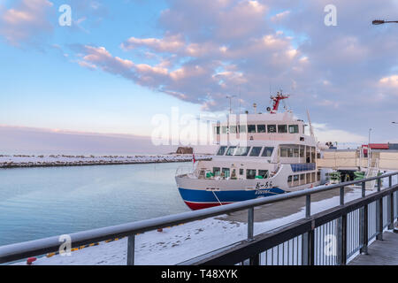 Abashiri, Japan, 16.02.2019, Fahrt mit dem Schiff über einen gefrorenen Ochotskischen Meer. Stockfoto