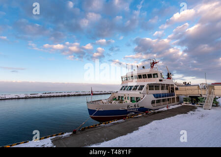 Abashiri, Japan, 16.02.2019, Fahrt mit dem Schiff über einen gefrorenen Ochotskischen Meer. Stockfoto