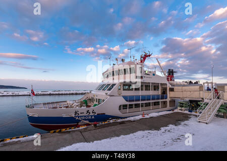 Abashiri, Japan, 16.02.2019, Fahrt mit dem Schiff über einen gefrorenen Ochotskischen Meer. Stockfoto