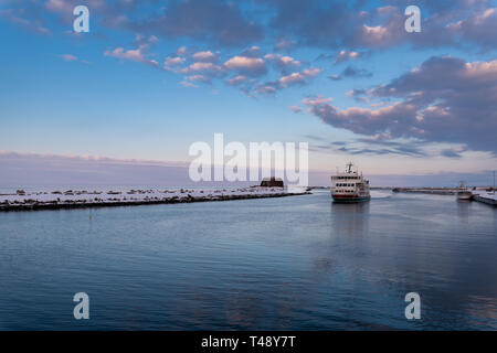 Abashiri, Japan, 16.02.2019, Fahrt mit dem Schiff über einen gefrorenen Ochotskischen Meer. Stockfoto