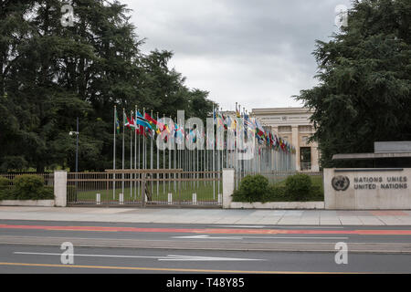 Genf, Schweiz - 1. Juli 2017: Nationale Flaggen am Eingang im Büro der Vereinten Nationen in Genf. Den Vereinten Nationen wurde 1947 in Genf gegründet und ist Stockfoto