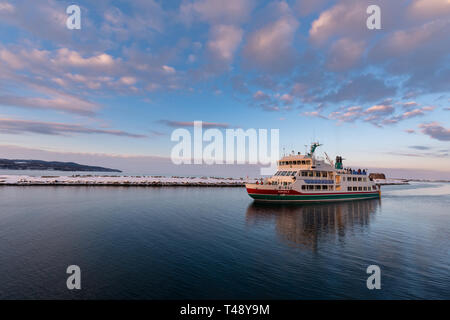 Abashiri, Japan, 16.02.2019, Fahrt mit dem Schiff über einen gefrorenen Ochotskischen Meer. Stockfoto