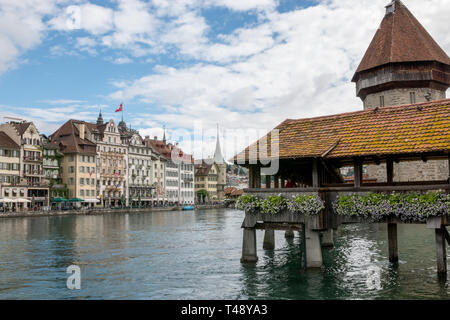 Luzern, Schweiz - Juli 3, 2017: Panoramablick auf das Stadtzentrum von Luzern mit berühmten Kapellbrücke und Reuss. Landschaft Sommer, Sonne wir Stockfoto