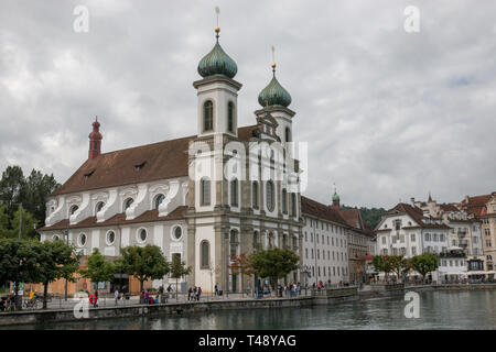 Luzern, Schweiz - Juli 3, 2017: Panoramablick auf Stadt Luzern mit Jesuitenkirche und Reuss. Dramatischer Himmel und sonnigen Sommer Landschaft Stockfoto