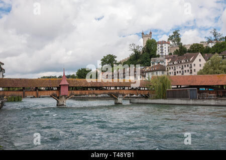 Luzern, Schweiz - Juli 3, 2017: Panoramablick auf das Stadtzentrum von Luzern und Reuss. Dramatischer Himmel und sonnigen Sommer Landschaft Stockfoto