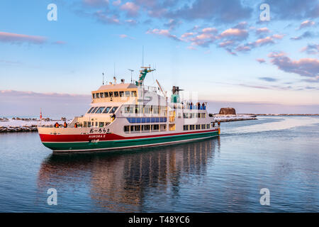 Abashiri, Japan, 16.02.2019, Fahrt mit dem Schiff über einen gefrorenen Ochotskischen Meer. Stockfoto