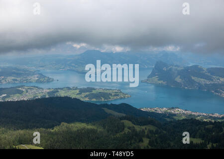 Blick auf den Vierwaldstättersee und die Berge Szenen, Luzern, Schweiz, Europa. Sommer Landschaft, Sonnenschein Wetter, dramatische blauer Himmel und sonnigen Tag Stockfoto