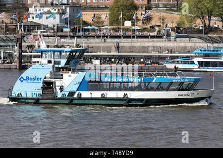 Typische Bügeleisen-förmige HADAG-Fähre hafencity vor der St. Pauli Landungsbrücken. Das Unternehmen besitzt und betreibt die HADAG-Fähren auf der Elbe. Stockfoto