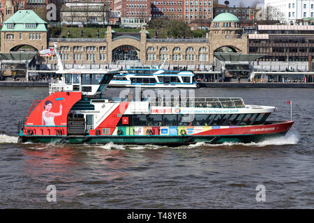 Typische Bügeleisen-förmige HADAG-Fähre HAMBURGENSIE vor der St. Pauli Landungsbrücken. Das Unternehmen besitzt und betreibt die HADAG-Fähren auf der Elbe Stockfoto