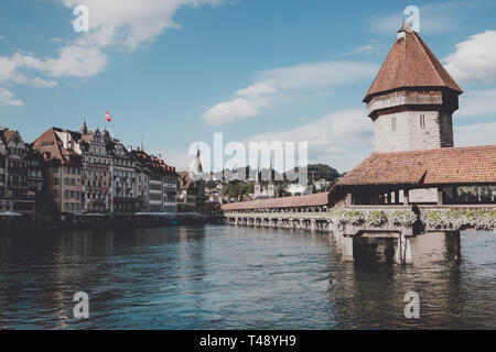 Luzern, Schweiz - Juli 3, 2017: Panoramablick auf das Stadtzentrum von Luzern mit berühmten Kapellbrücke und Reuss. Landschaft Sommer, Sonne wir Stockfoto