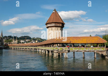 Luzern, Schweiz - Juli 3, 2017: Panoramablick auf das Stadtzentrum von Luzern mit berühmten Kapellbrücke und Reuss. Landschaft Sommer, Sonne wir Stockfoto