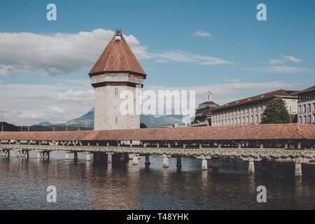 Luzern, Schweiz - Juli 3, 2017: Panoramablick auf Stadt Luzern mit Kapellbrücke und Reuss. Dramatischer Himmel und sonnigen Sommer Landschaft Stockfoto