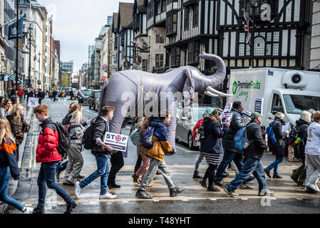 Die Demonstranten tragen einen aufblasbaren Elefanten durch die Straßen von London an einer Haltestelle Trophäenjagd und Handel mit Elfenbein Protestkundgebung, London, UK Stockfoto