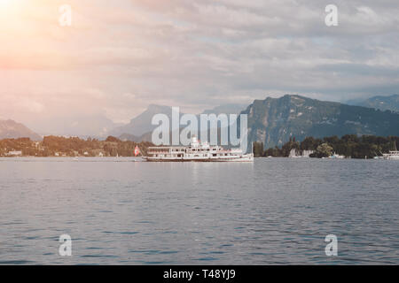 Panorama der Luzerner See und Berge Szene in Luzern, Schweiz, Europa. Dramatische blauer Himmel und sonnigen Sommer Landschaft Stockfoto