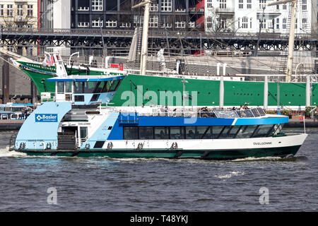 Typische Bügeleisen-förmige HADAG-Fähre ÖVELGÖNNE vor der St. Pauli Landungsbrücken. Das Unternehmen besitzt und betreibt die HADAG-Fähren auf der Elbe. Stockfoto