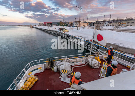 Abashiri, Japan, 16.02.2019, Fahrt mit dem Schiff über einen gefrorenen Ochotskischen Meer. Stockfoto