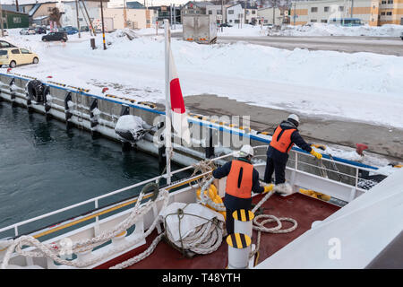 Abashiri, Japan, 16.02.2019, Fahrt mit dem Schiff über einen gefrorenen Ochotskischen Meer. Stockfoto