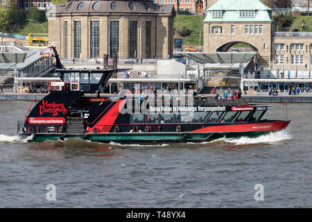 Typische Bügeleisen-förmige HADAG-Fähre waltershof vor der St. Pauli Landungsbrücken. Das Unternehmen besitzt und betreibt die HADAG-Fähren auf der Elbe. Stockfoto