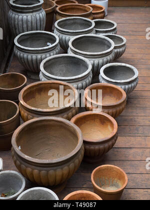 Töpfe aufgereiht an einem Garten Center Stockfoto