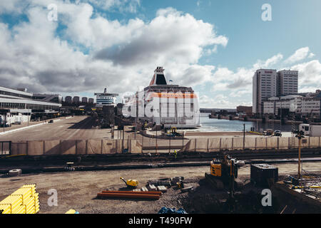 Editorial 03.26.2019 Stockholm Schweden. Baltic Queen und Silja Serenade am Hafen in värtan an einem sonnigen Tag mit Bauarbeiten Stockfoto