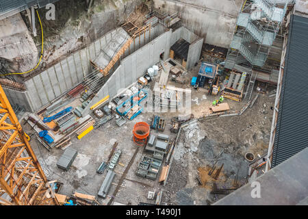 Lagerbereich von einer Baustelle mit vielen verschiedenen Ausrüstung und Material, von oben gesehen. Stockholm Schweden Stockfoto