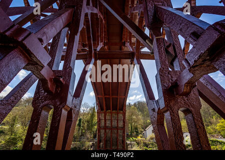 Ansicht von Unten Der weltweit erste Eiserne Brücke über den Fluss Severn in Ironbridge, Shropshire, Großbritannien am 10. April 2019 Stockfoto