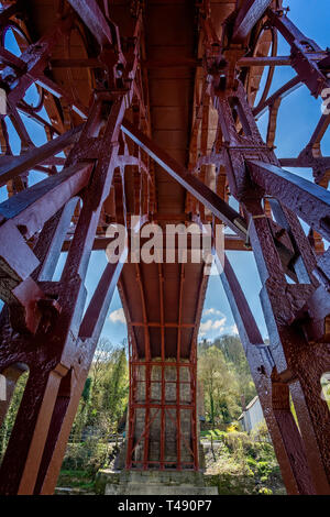Ansicht von Unten Der weltweit erste Eiserne Brücke über den Fluss Severn in Ironbridge, Shropshire, Großbritannien am 10. April 2019 Stockfoto